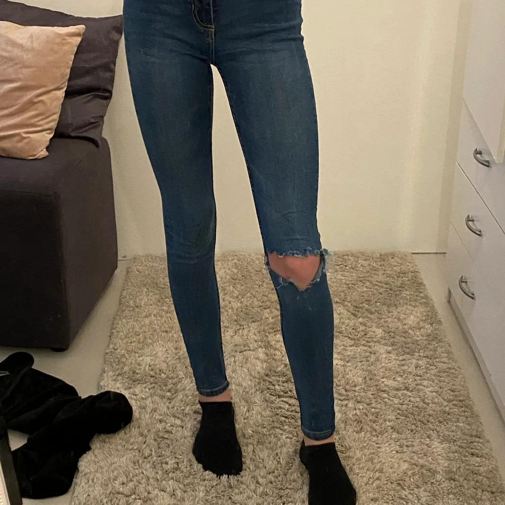 Fina jeans med ett hål på knät jag är ungefär 164cm . Jeans & Byxor.