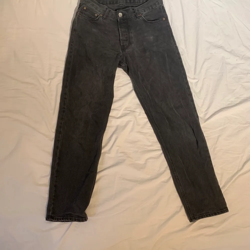 Sweet SKTBS jeans som jag har målat lite på med textilfärg. Lite urtvättade men annars i fint skick☺️ Storlek 27. Jeans & Byxor.