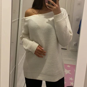 Stickad tröja  - I superbra skick. Använd några gånger. I storlek S men skulle säga att den är typ one size.