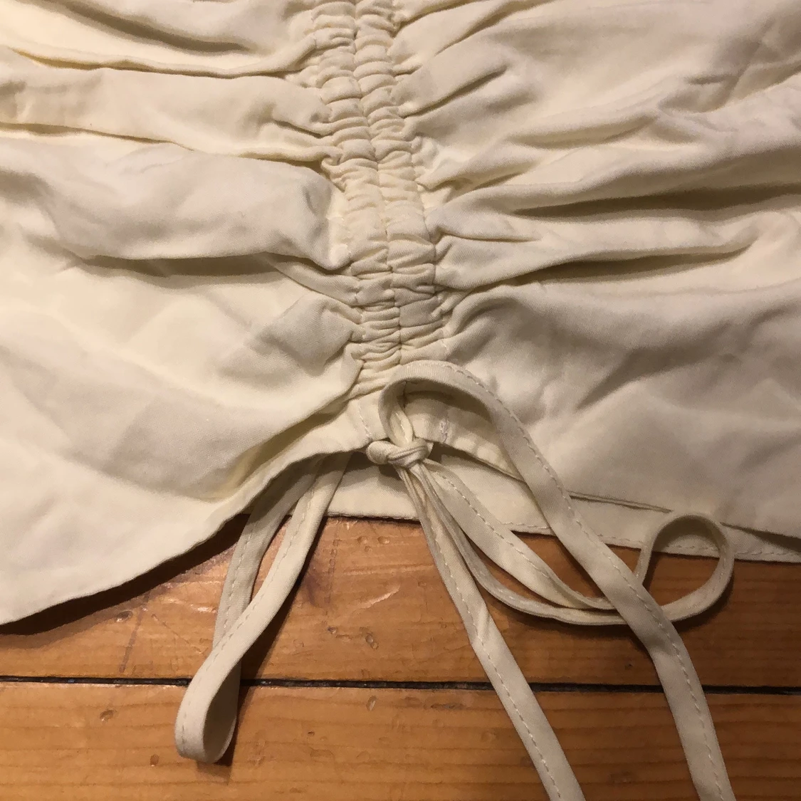 Beige/vit topp med söta snören - 91