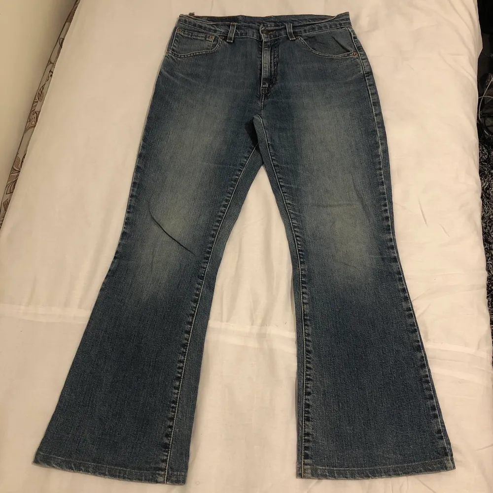 Hej igen säljer två par till vintage Levis jeans storlek 31/32 och 25/32 lågmidja även jätte fina o tranda . Jeans & Byxor.
