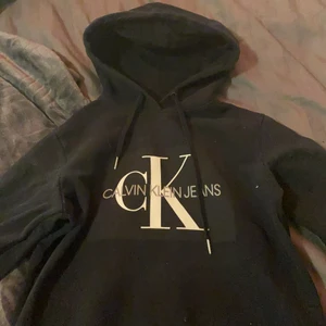 calvin klein hoodie - äkta calvin klein hoodie i storlek xs säljs för 150kr