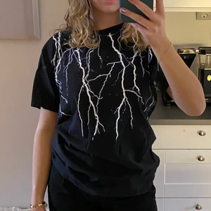 Asball tisha - Så cool tisha från weekday med unikt tryck. Nästintill ny.