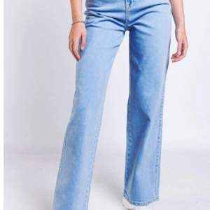 Ljusblå jeans ifrån madlady i storlek 32 men passar storlek 34💕