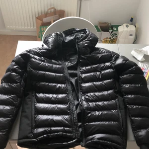 Dunjacka storlek M - En varm och kvalitativ dunjacka från Brave Soul, köpt förra vintern men inte använd pågrund av att den var för stor i storleken. Storlek M men passar även de med storlek L som standard. Bra kvalite och varm till kommande vinter!