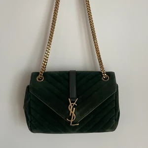 YSL monogramme velvet bag - YSL monogramme medium quilted velvet shoulder bag. En jätte jättefin grön färg. Både kvitto och dustbag tillkommer. Skriv privat om ni vill ha fler bilder😊 Kan gå ner i pris vid snabb affär☺️ Köpt på NET A PORTER