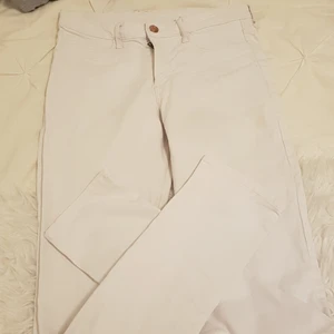 Vita jeans från hm - Väldigt fina har inte användt dem mycket och mycket bekväma. Priset kan även diskuteras.