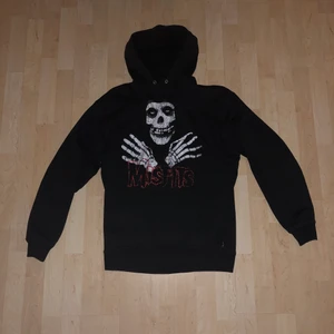 misfits hoodie  - säljer denna coola misfits hoodie då den inte kommer till användning. köpt på carlings. tar bud! skicket är så gott som nytt!🤝