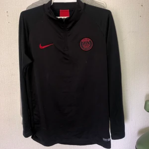 Psg tröja - En fin och fräsch PSG tröja. Har använt den ett tag men den är väldigt fin för det! De är storlek M på den. Själv jag jag S och den passar mig.