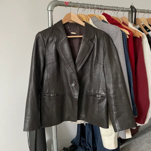 Brun skinnkavaj - Mörkbrun skinnkavaj från märket Olivia Lauren. Står någon konstig storlek som jag inte fattar så vet ej men jag brukar ha S. Knappen sitter kanske lite löst👼🏽