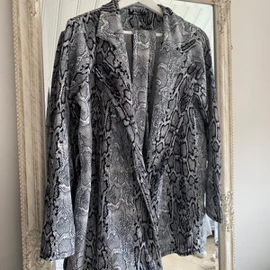 Orm kavaj - Jätte fin kavaj från Gina tricot aldrig använd. Storlek XL men sitter jätte bra på mig som bär S som en oversize kavaj.