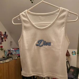 Topp - Säljer min supersnygga vita tröja/topp med tryck<3 passar till mycket och sitter fint:) köpare står för frakt❤️