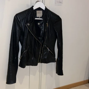Zara - Fin och skön skinnjacka från Zara i Stl S, bra skick men är lite skavd på ena armen och där av priset