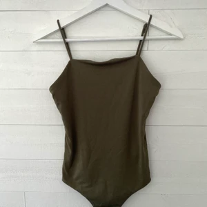 BikBok grön body - En fin mörkgrön body från BikBok🍃 Har tyvärr aldrig kommit till användning och är nu förliten. Storlek: XS🌿