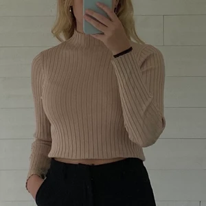 NA-KD ribbadstickad tröja - En superfin och skön ribbstickat topp från NA-KD. De är en beige ribbad topp med halvpolo. Storlek:XS🤎 (Köparen står för eventuella fraktkostnader)