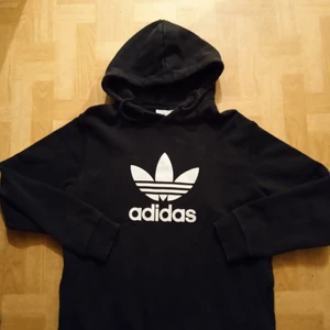 Adidas Hoodie - En adidas Hoodie bra passform.