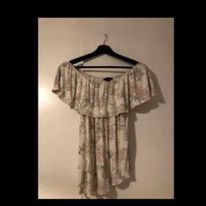 Topp storlek S - Topp från Amisu i storlek S. 5 väldigt små hål längre ner på tröjan. Använt skick. 