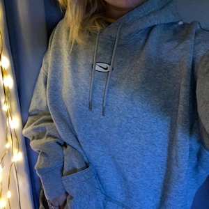 NIKE HOODIE  - SÄLJER MIN NIKE HOODIE 💖 Jätteskön grå Hoodie med lite vintage logga 💖💖. Lite overzised strl M jag är S ☺️☺️☺️ skickar självklart fler bilder vid intresse. Köparen betalar för frakt 👌👌👌👌👌