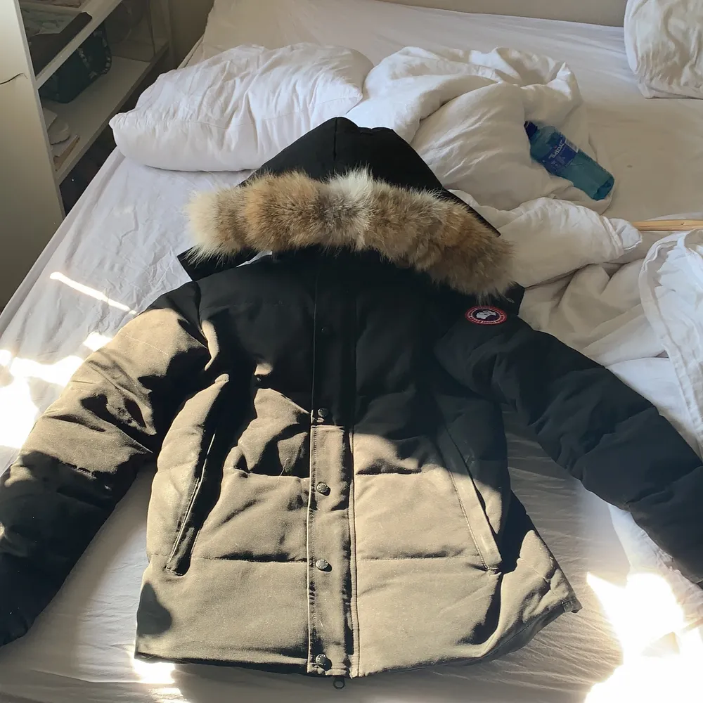 Riktigt snygg Canada Goose, knappt använd. Äkta och i riktigt bra skick. Fet päls på denna jacka. (Herr) Nypris 12 399kr. Kom gärna med bud.. Jackor.