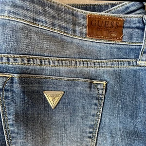 Coola lågmidjade guess jeans✨ - Sjukt häftiga ljusblåa guess jeans💕Jättefint skick, fattas dock storlekslappen så skulle uppskatta storleken till 36❤️
