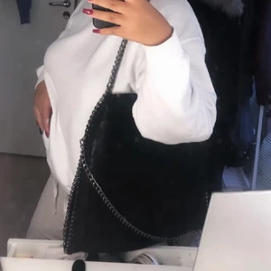 Stella McCartney liknade väska - Väska köpt hör på Plick men den har tyvärr inte kommit till användning! Stella McCartney liknande väska (ej äkta). Lite shimrig i materialet✨👛