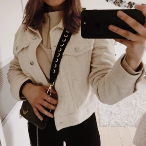 Beige manchesterjacka - Storlek M från ginatricot. Väldigt bra skick! 