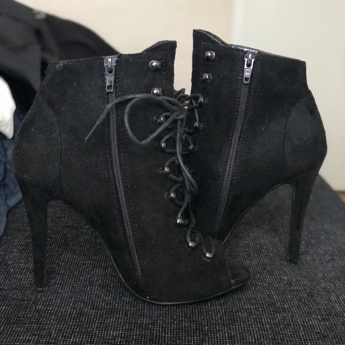 Svarta klackskor i mockaimitation👠