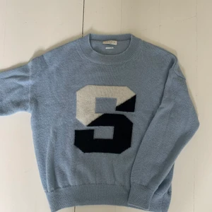 Sandro tröja - Superskön ljusblå stickad tröja ifrån sandro med ett S på, använd men bra skick, sticks inte