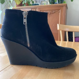 Vagabond skor stl 40 - Svarta mockaskor med kilklack från Vagabond. Stl 40. I gott skick, använda enstaka gång. 