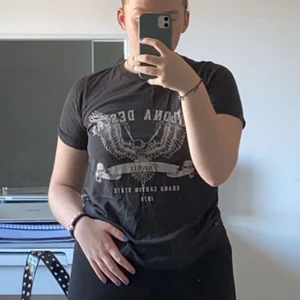 T-shirt - Här en en T-shit från Gina Tricot har använt en massor gånger men den börjar bli lite liten för mig. Annars är den jätte fin -Man får betala för frakten själv