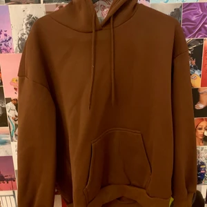 Hoodie - En brun hoodie som jag aldrig har använt. Storlek M men passar alla mellan S-L. Köpare står för frakt.
