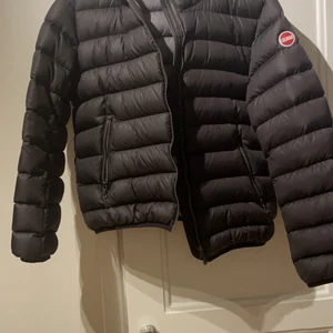 Svart Colmarjacka - Svart Colmarjacka i strl 16 år, vilket motsvarar 172cm. Passar en xs/s. Väldigt fint skick, ser knappt använd ut. Köpt på kidsbrandstore. Köparen står för frakten!