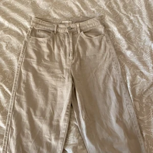 Helt nya beiga byxor  - Säljer ett par helt oanvändna byxor i storlek 36 ifrån hm. Dom är högmidjade och skit snygga. 