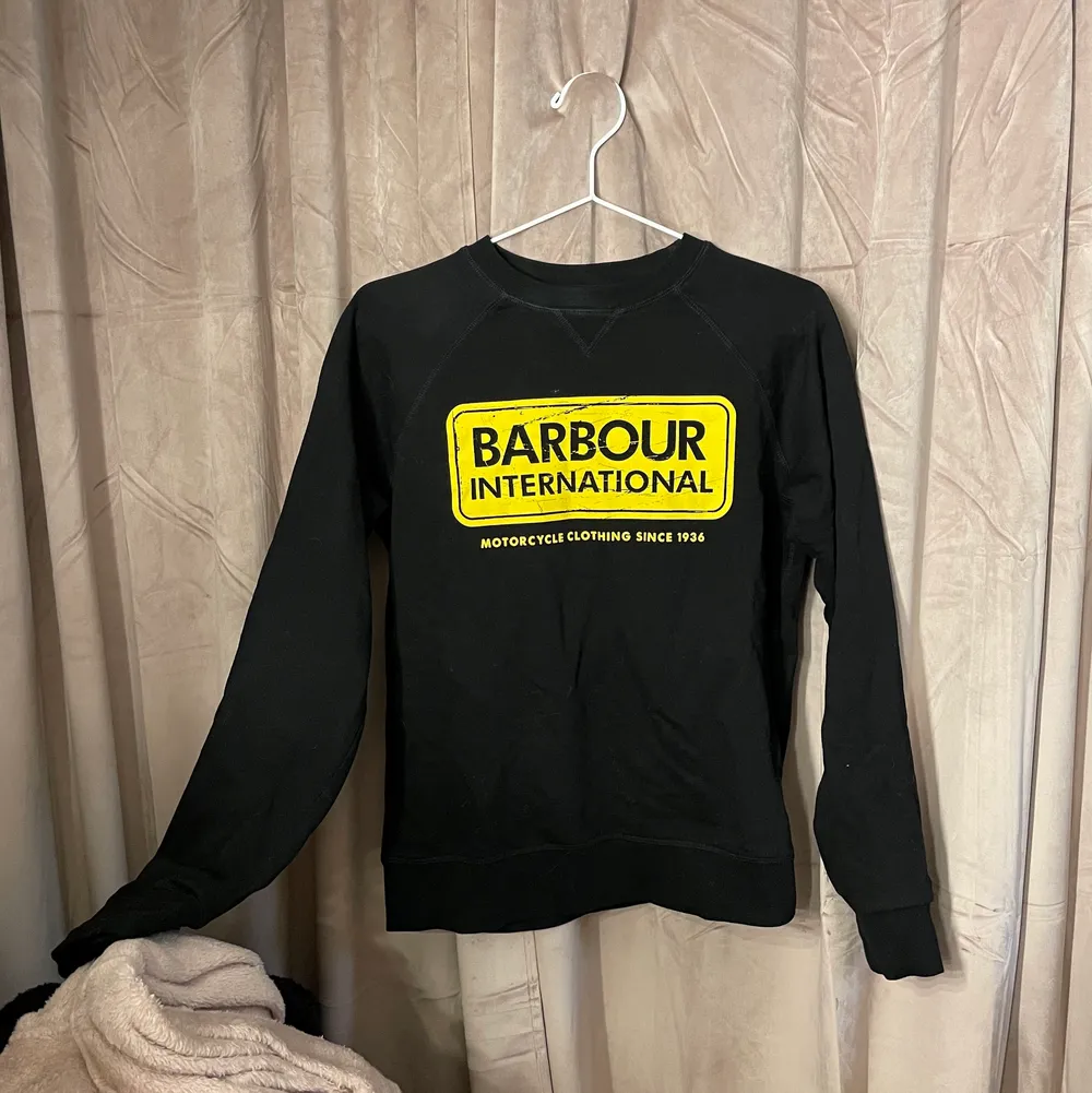 Barbour sweatshirt som endast är använd någon enstaka gång, det är stl XL i barnstorlek så den passar en XS.. Tröjor & Koftor.
