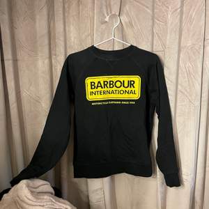 Barbour sweatshirt som endast är använd någon enstaka gång, det är stl XL i barnstorlek så den passar en XS.