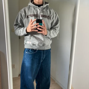Vintage Hoodie Russel Athletic - Vintage Russel hoodie i nästintill perfekt skick!  Sitter lite mindre än en large men fortfarande riktigt skön passform!  Skriv om du har frågor!