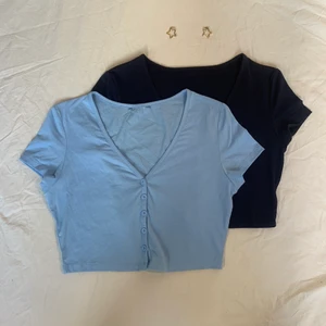 2-pack blå croptop med knappar - Två fina blå croptops från shein. Säljer båda för 39 kr. De passar som sx/s. Köparen står för frakt💙 !köp gärna flera plagg från mig på en gång så sparar du på frakten!