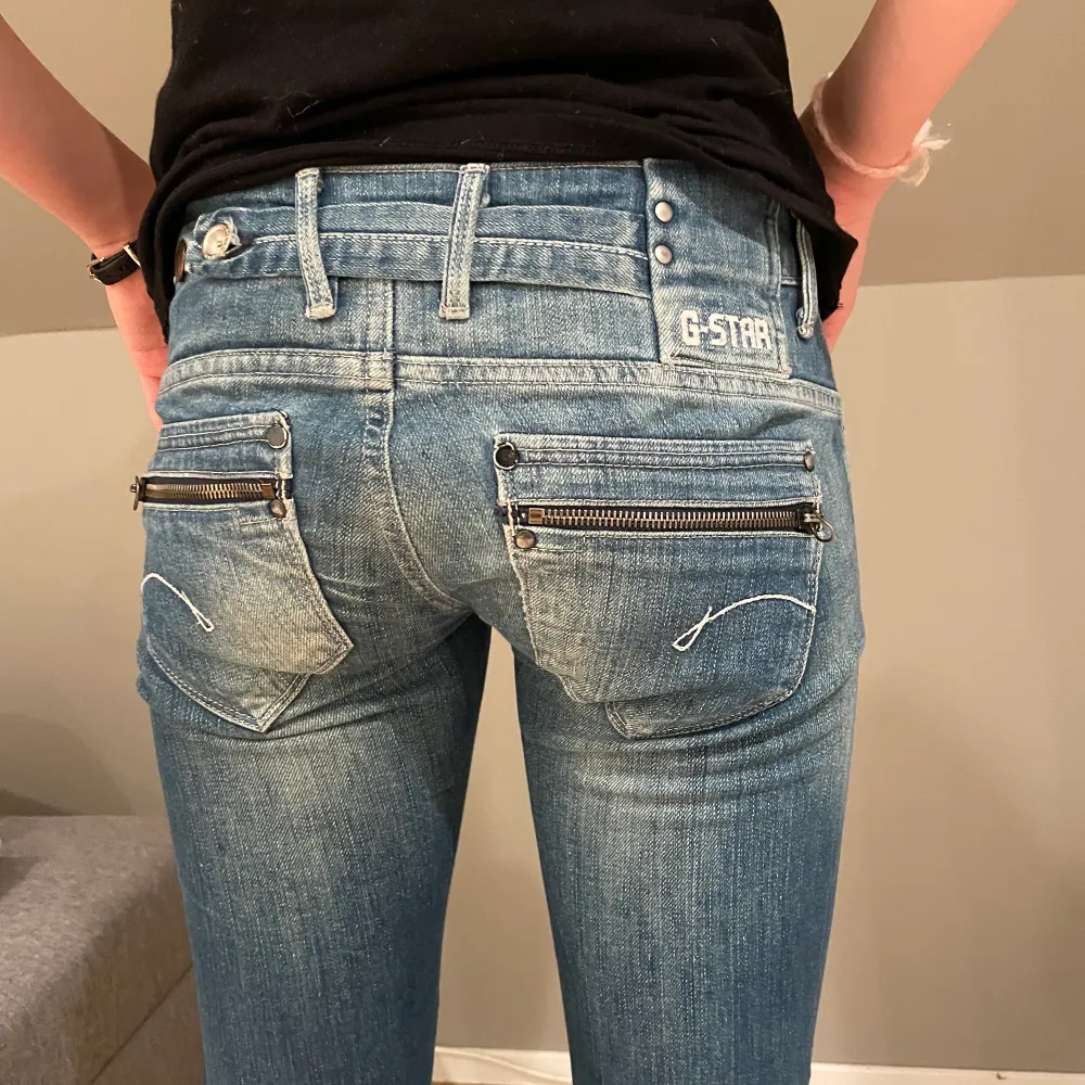Ett par jättefina jeans från g-star som ör väldigt coola o trendiga eftersom det är lågmidjade o skinny vid låren och dom är så fina!😍. Jeans & Byxor.