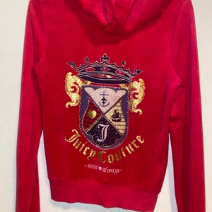 Juicy couture kofta - Tröjan är i en mörkrosa färg ser lite rödaktig ut på bild, inte äkta storlek xs i bra skick