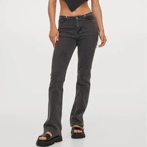 Gråa lågmidjade jeans - Säljer mina jättefina slutsålda jeans ifrån hm! Små i storleken så passar runt 38 💘 frakt på 66kr! 