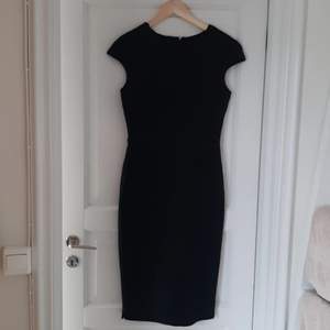 Fin svart Zara klänning oanvänd, strl M, säljer pga att det är för stor på mig 💕 200 kr + 62 kr frakt