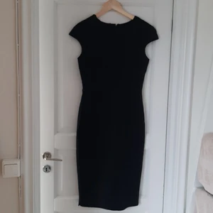 Svart Zara klänning  - Fin svart Zara klänning oanvänd, strl M, säljer pga att det är för stor på mig 💕 200 kr + 62 kr frakt
