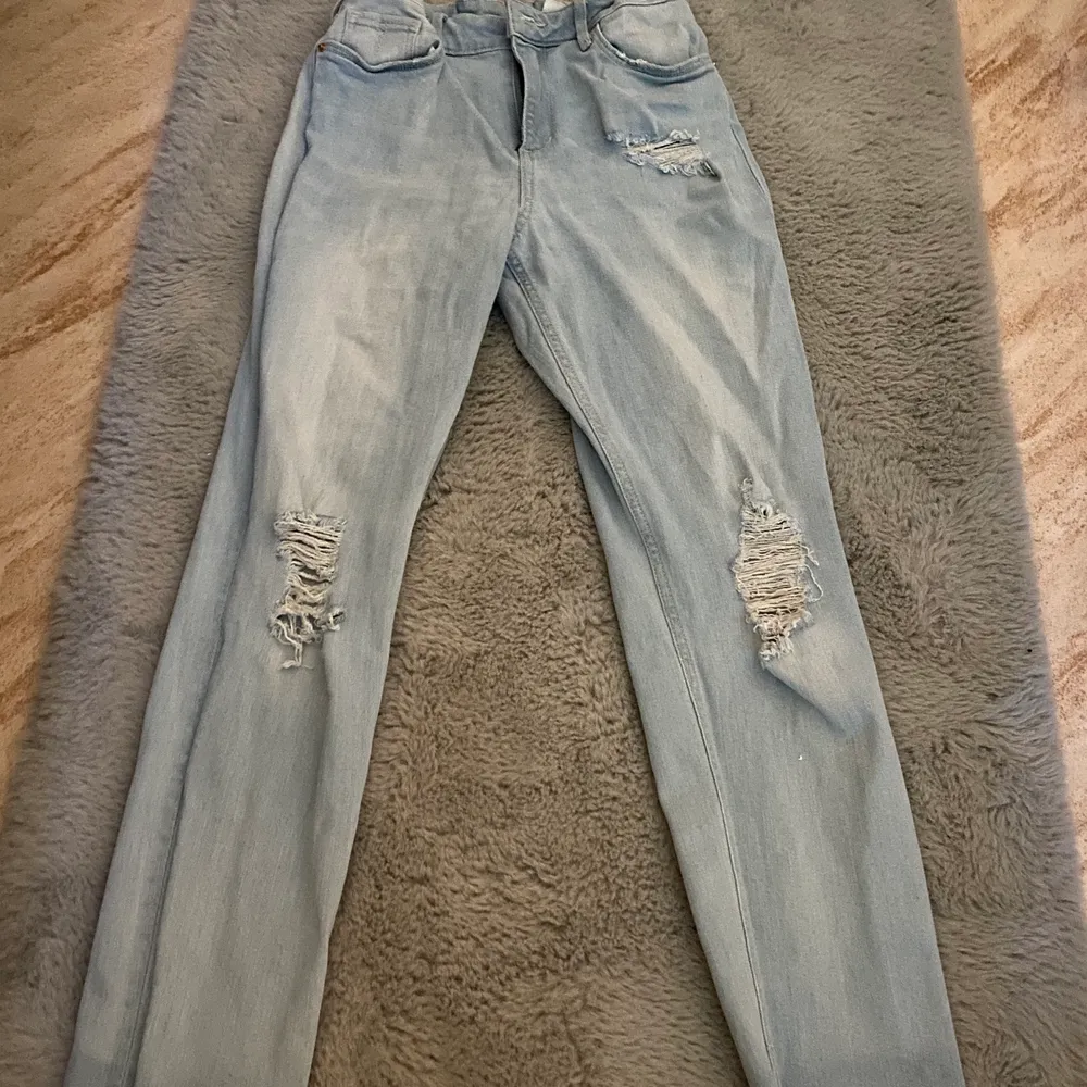 Nu säljs dessa snygga jeans, dom sitter snyggt i midjan. Köpare står för frakt . Jeans & Byxor.