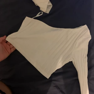 Vit en ärrad tröja  - Jätte fin vit tröja, tunnt material, använd ca 2 gånger, säljer för använder inte mer:)