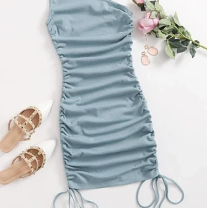 Klänning SHEIN  - En ljusblå klänning från SHEIN. Endast testad pga att den var för stor. Storlek XL. Stretchigt material så passar XL och uppåt. Ribbat typ och väldigt fin passform. Nyskick och fortfarande förvarad i förpackningen. Kontakta mig för fler bilder om så önskas. Köparen står för frakt🌸