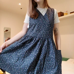 Vintage floral dress, Bryn Connelly - Super cute with big pockets! Buttons on shoulders and on sides. 100% cotton. I'm a size M and it works, but is a little big. 