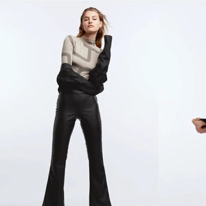 Ginatricot  - Säljer dessa superfinaskinbyxor MAX använda 5 gånger från gina! Storlek S men jag är XS och de passar🤩 buda 150+ frakt eller köp dem direkt för 220 kr+ frakt postar inom 1-3 dagar! INSTA, livalfredsson🙌🏽