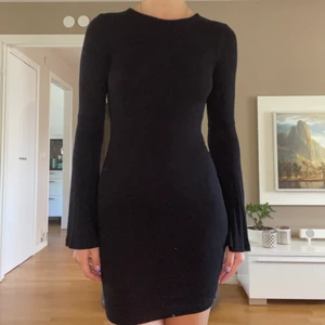Svart klänning - Svart Midi-klänning med ballong ärm. Är 173cm lång
