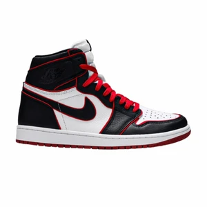 Jordan 1 high bloodline - Säljer mina supersnygga jordans. Fint skick och inte använt dom så mycket som jag trodde därför säljer jag. Boxen med följer såklart. Om ni har några frågor eller vill ha andra bilder kontakta mig💕