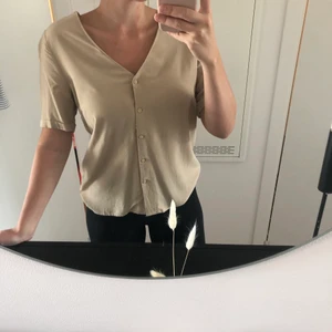  Tröja från Veromoda, Strl XS - En fin tröja/blus från Pieces som inköpt från Vero Moda. Tröjan är oanvända